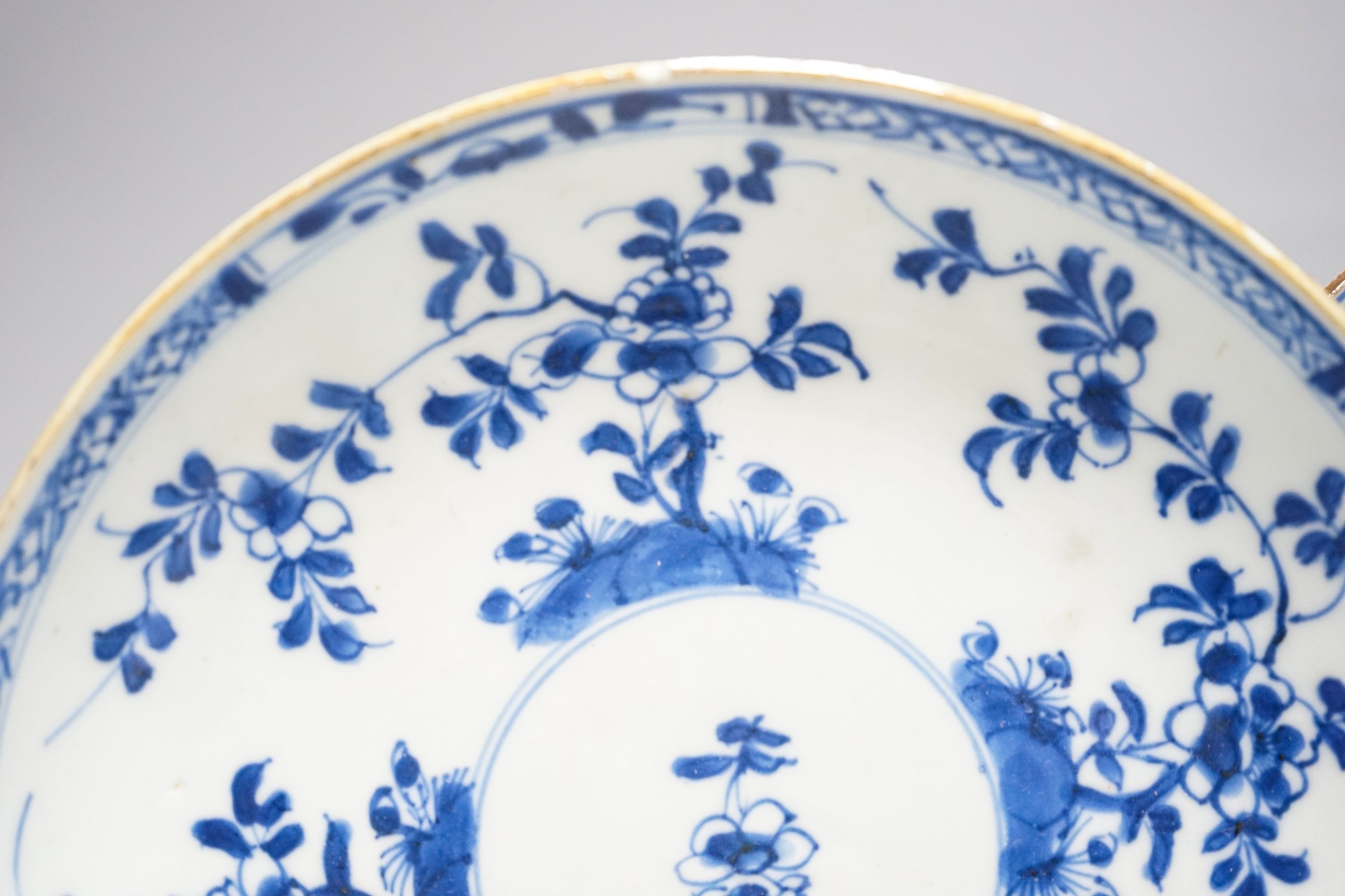 Two Chinese Kangxi blue and white dishes 22cm